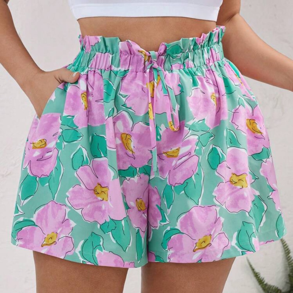 PLUS Floral Shorts 💐 - Picture 3 of 4